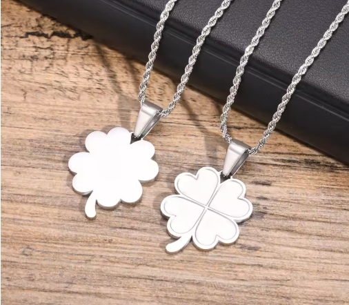 Collier homme en forme de trèfle, en acier inoxydable, élégant et discret, parfait pour un style masculin et tendance.