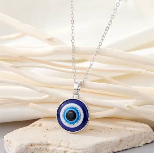 Collier homme avec pendentif mauvais œil en métal, symbole de protection, élégance et style masculin.