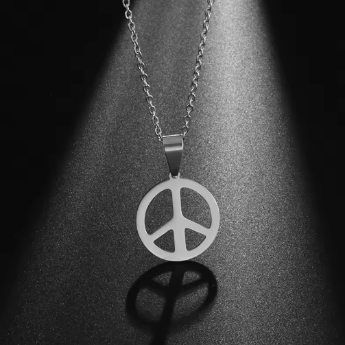 Collier peace homme en acier inoxydable avec pendentif symbole de paix, style moderne et masculin, parfait pour un look décontracté.