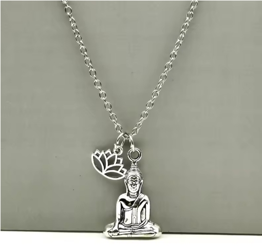 Collier bouddhiste pour homme en métal argenté avec pendentif om mani padme hum, symbole de paix et de méditation.