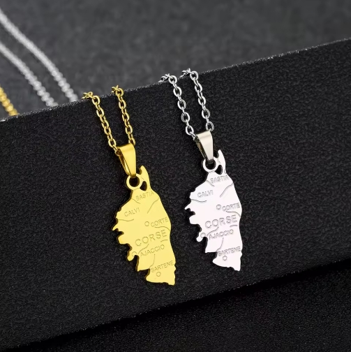 Collier corse en acier inoxydable pour homme, symbole traditionnel, finition polie brillante, porté en toute élégance.
