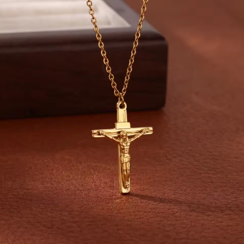 Collier crucifix homme en métal argenté, chaîne fine avec pendentif crucifix stylisé, accessoire religieux élégant et masculin.