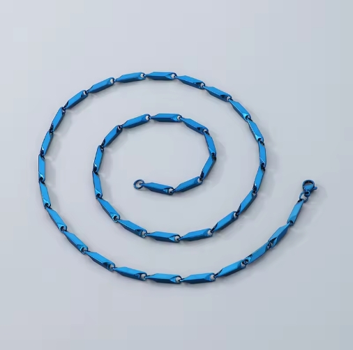 Collier homme bleu en acier inoxydable avec pendentif minimaliste, élégant et moderne, idéal pour un style sophistiqué.