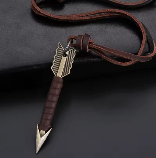 Collier homme avec pendentif flèche en acier inoxydable, style moderne et épuré, idéal pour un look tendance et masculin.