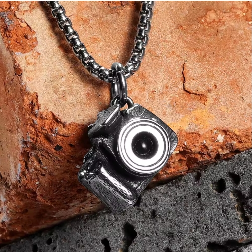 Collier élégant avec caméra intégrée pour homme, discret et design moderne, idéal pour capturer chaque instant en toute élégance.