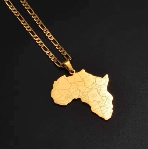 Collier africain homme en acier inoxydable avec motifs traditionnels, symbole de culture et d'élégance masculine.