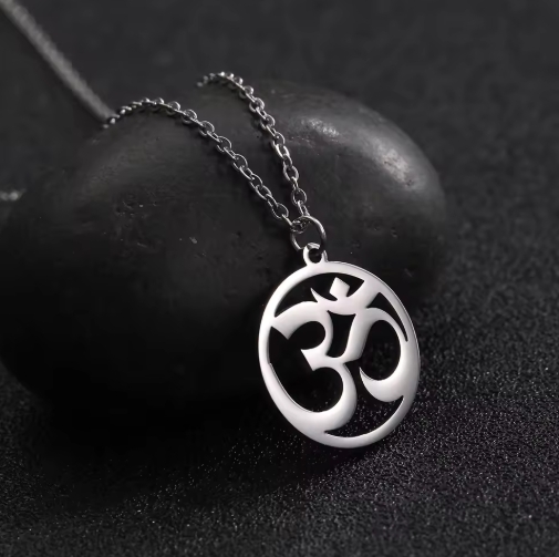 Collier homme indien en métal orné de motifs traditionnels, parfait pour un style authentique et élégant.