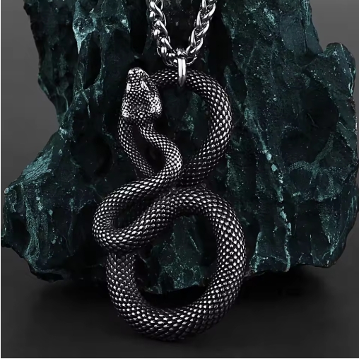 Collier homme serpent en métal argenté, élégant et robuste, parfait pour un style audacieux et moderne.