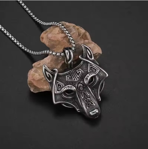 Collier homme avec pendentif loup en métal argenté, symbole de force et de liberté, parfait pour un style masculin et authentique.