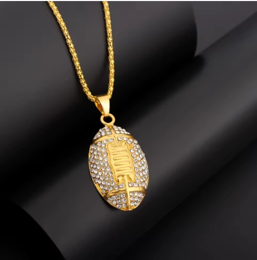 Collier homme rugby en cuir avec pendentif stylisé, finition masculine, idéal pour un look sportif et tendance.