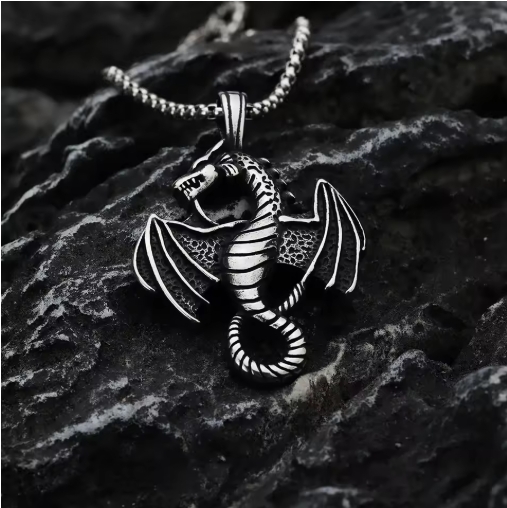 Collier dragon pour homme en métal argenté, détail sculpté, style masculin et original, parfait pour un look audacieux.