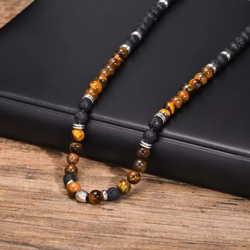 Collier homme avec pendentif œil de tigre, élégant et naturel, idéal pour un style sophistiqué et énergétique.