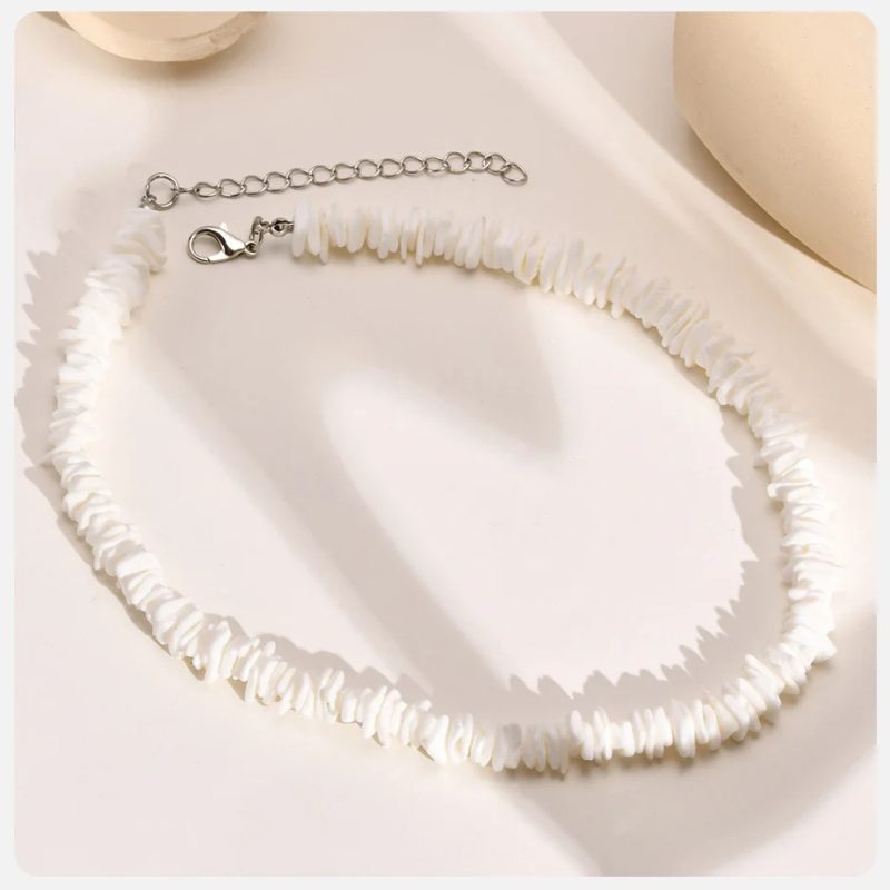 Collier coquillage homme en corde naturelle, style marin, idéal pour un look décontracté et tendance.