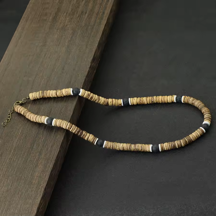 Collier en bois pour homme, élégant et naturel, avec cordon ajustable, idéal pour un style sobre et authentique.