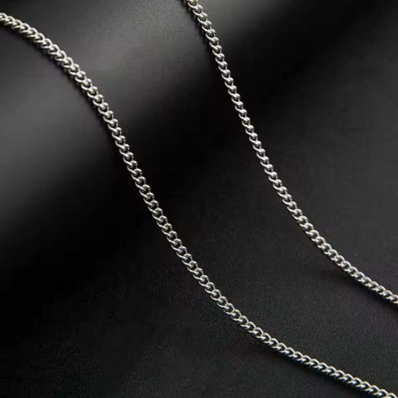 Collier fin en métal pour homme, élégance discrète, idéal pour un style sobre et moderne.