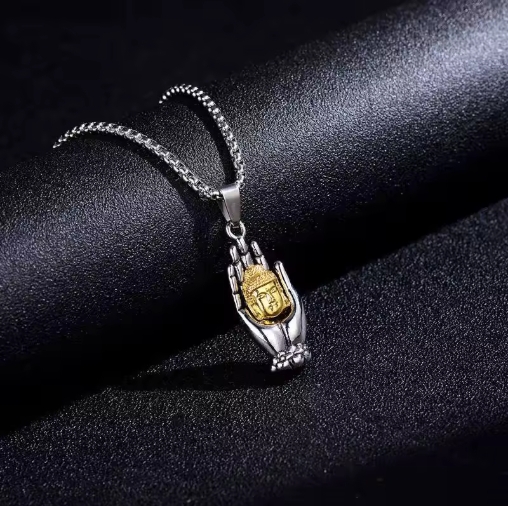 Collier Bouddha pour homme en argent avec pendentif détaillé, symbole de paix et de spiritualité, idéal pour un style zen.