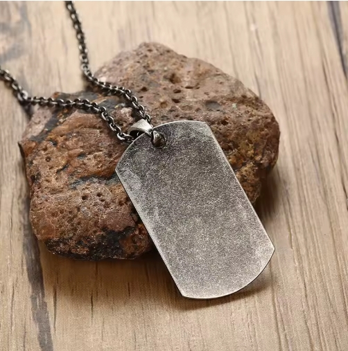 Collier homme avec plaque en métal argenté, chaîne robuste et élégante, parfait pour un style masculin et tendance.