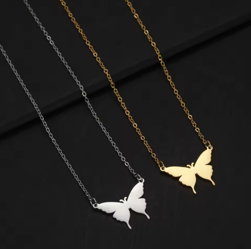 Collier homme avec pendentif papillon en acier inoxydable, style élégant et moderne, idéal pour un look sophistiqué.