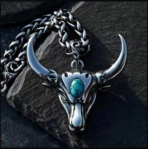 Collier homme avec pendentif taureau en acier inoxydable, design robuste et tendance, idéal pour un style masculin affirmé.