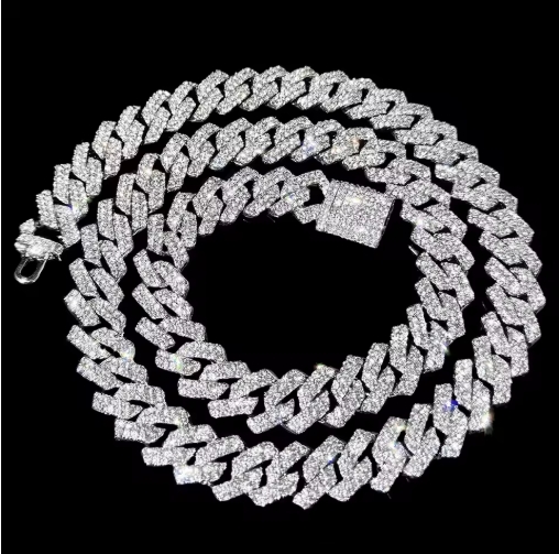 Collier homme bling bling en acier inoxydable avec pendentif brillant, style tendance et élégant pour un look sophistiqué.