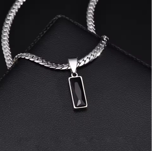 Collier homme original en acier avec pendentif unique, style moderne et tendance, parfait pour un look masculin sophistiqué.